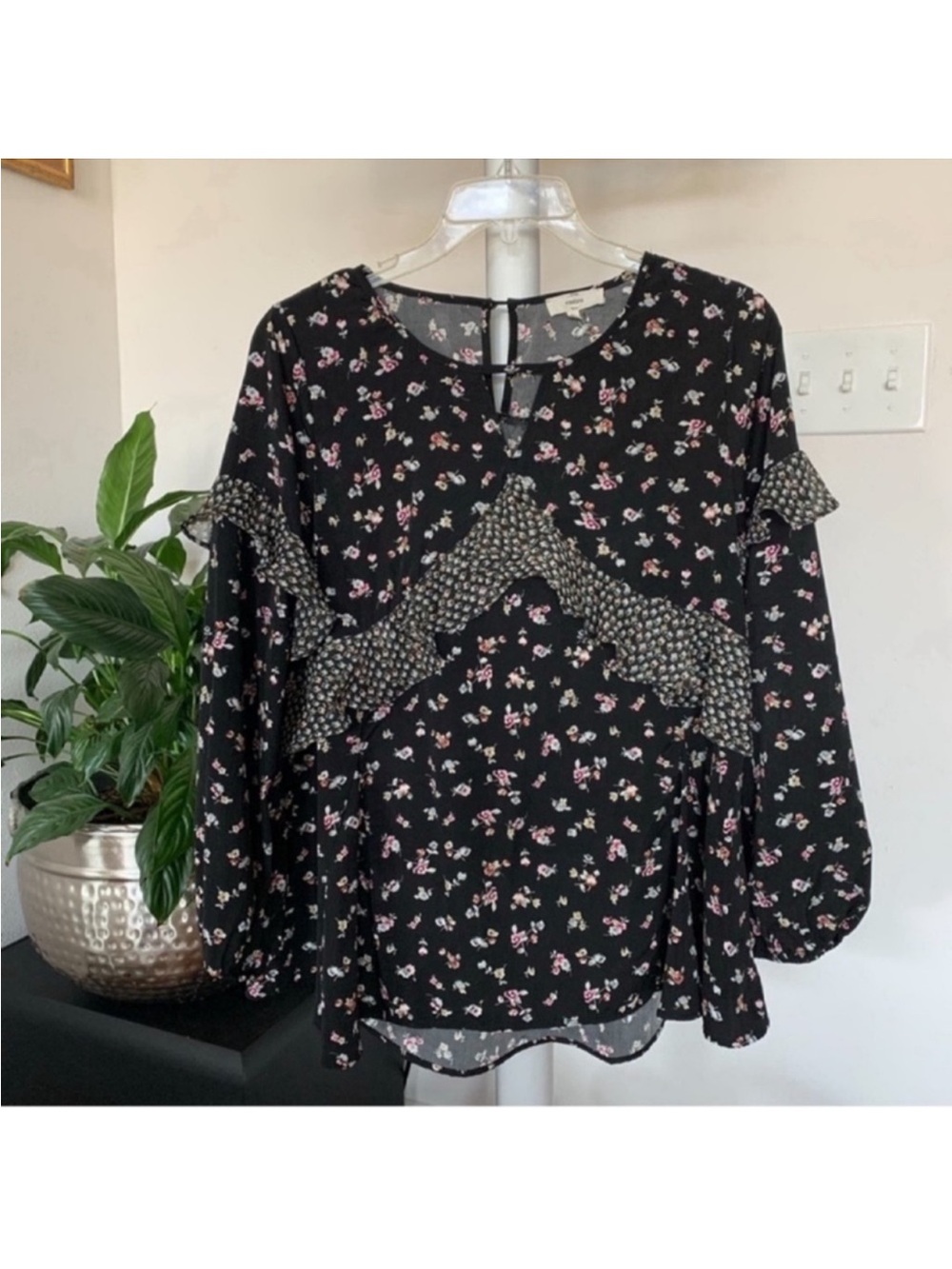 Entro Boho Floral Black blouse/top/Shirt Size L Black white Ruffle details